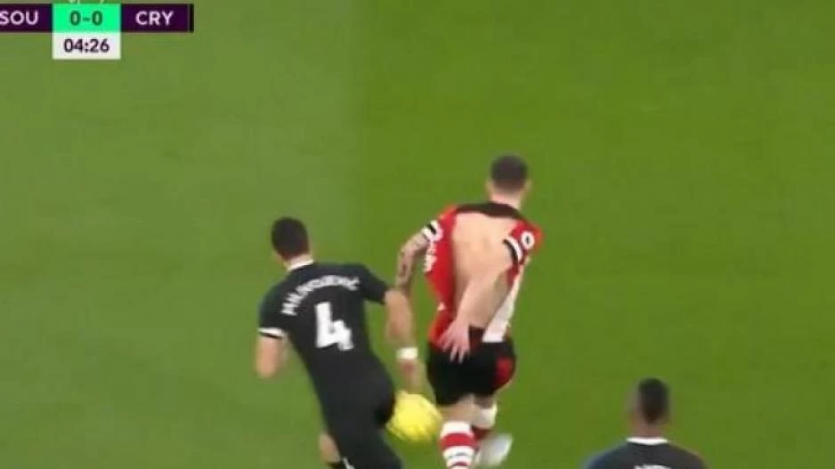 Μιλιβόγεβιτς; Σκίζει τη φανέλα του αντιπάλου του στα δύο – Βίντεο